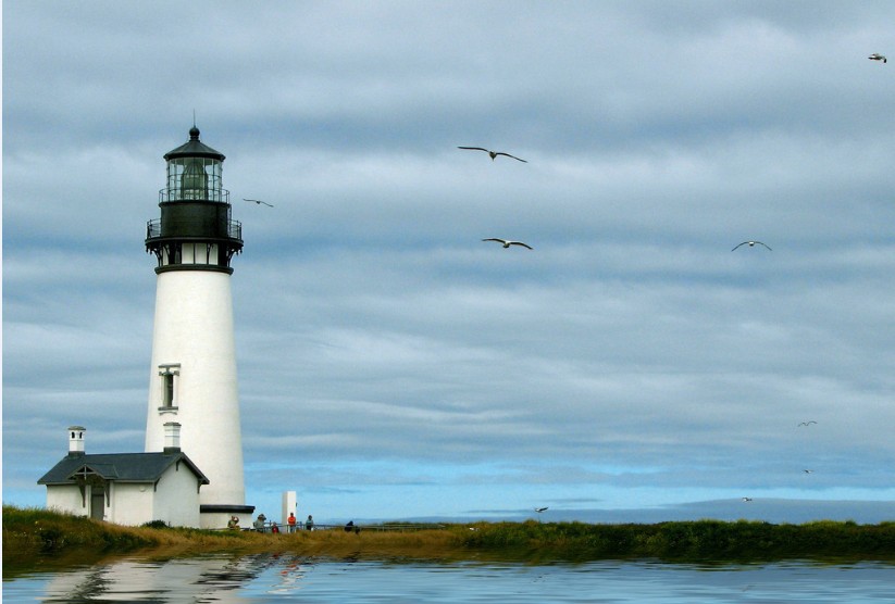 倾听你之前，请听我说        来访者你好！ 　　每个人走进来都是很不容易的，进门的那一步也是千山万水寻寻觅觅，没有艰难不成此行！在此非常感谢，你对我们的信任，信任就是力量，也是我们能够启航的动力。在正式探索之旅开启前，我们就来访者对咨询经常感到困惑的地方，有个诚恳的告知，希望能帮助我们更加顺利的展开咨询。  　　来访者问一：我究竟做几次咨询能好？ 　　每个人的内心千差万别，就如这世界真的找不到一模一样的叶子，我们很难用一个固定的模式去框定一个人的问题，如果我们诚实的面对咨询的实况，那就是不固定，每个问题背后又有很多其他问题千丝万缕的牵连着，问题从来不是单独的，我不希望用虚假的回答来安抚你，几次就好，因为我们知道那是不现实的。每个人的问题会很多，根据来访者的需求，来协商开展咨询,不限制反而会更轻松和现实。  　　来访者问二：你们能保证什么效果？ 　　每个问这个问题的来访者都是焦虑的，都被我们这个社会各种疗效保证的宣传深受影响。总是希望有个保证，才能安心的开始。我想这个效果是由我们共同来创造的，同样这个效果也是不被限制的，因为人的潜力是难以预知的。咨询师这一方能保证的是在约定的时间和你一起讨论问题，而你需要保证的是在约定时间里投入到咨询关系中，努力的去展现自己，去探索自己，在生活中实践自己。这样双方约定的见面，努力的合作，让我们有更多机会去朝真正的目标前行，效果都是自然呈现的。  　　来访者问三：你能告诉我有什么办法吗？ 　　每个走进来的人也都是想过很多办法来面对自己问题，真的是太痛苦了，所以真的希望心理咨询师能告诉一个神奇的办法就能解决，这个心情是很真实的，不过在某种程度上也限制了自我的真正反思和自我抉择担当的那部分，幻想快点推开痛苦。希望来访者放下简单办法的幻想，在咨询师的引导和支持下，踏踏实实的和我们的痛苦待在一起，学习了解它接纳它，这个态度本身就有疗愈的。  　　来访者问四：为什么咨询师不能马上缓解我的痛苦，咨询过程是那么不舒服的呢？ 　　因为很多人尽管对痛苦有觉知，但是多数情况下还是压抑的，当讨论到这些非常重要的感觉的时候，可能会比走进门的时候更难过，这就是在咨询师帮助下体验到原来未曾体验的感觉，这是非常重要的，打开伤口谁不疼呢，更重要的是请努力的告诉你咨询师这种不舒服的感觉，让咨询师能更深入的了解你，一起经验痛苦，这是一个真正相遇的机会，请坦陈对待。  　　来访者问五：我都告诉你了，为什么咨询没有效果呢？ 　　许多来访者会有个误解，我把事情都告诉你了，就应该能解决了。但事实远远不是那样，如果坚持这样想，就回避了来访者本人需要去领悟的责任，咨询师再高明也是不能替你去修通的。我们咨询师并不是简单了解发生了什么事情，他还需要了解你的情感、认知、感觉模式，包括认知和感觉模式的渊源等等，冰冻三尺非一日之寒，请把你的感觉努力的投入进来，邀请咨询师了解你。当然有很多来访者表达感觉本身也是困难的，你要知道这也是要面对修炼的重要部分，请对自己要有足够的耐心，这样我们也有机会去面对和坚持下去。  　　来访者问六：心理咨询师和来访者究竟是怎样的一种关系？ 　　表面上看是一种单一的工作合作关系，心理咨询师伦理规定和来访者不能发展除咨询以外的关系，双重关系，也就是不能做好朋友、恋人，或者某种交易关系，因为这些关系都会妨碍咨询的纯粹和安全。在外面你遇到咨询师，他都不会主动和你打招呼，并不是他不想，只是他需要谨慎得守护你们的咨询承诺，保密承诺。当然你能主动和咨询师打招呼，他们心里还是开心的。在咨询室外，咨询师需要有大量的个人空间去学习和生活，保证和维持自己的精神世界的稳定，这也是为了能更好的服务我们的来访者。 　　实际上咨询中的心理关系是很近的，因为你把最脆弱苦难告诉了咨询师，不近是无法触及的。咨询师也是人，也是很有感情的人，选择心理咨询师这行都是对人很有兴趣，愿意去探索，愿意去帮助，也愿意感情链接的，当然这一切都是发生在咨询室内的。咨询室内，亦师亦友，也可能亦父亦母等，咨询师会承担多重精神角色，这也会进一步了解你的感受和视角。作为一个有感情的人，每个咨询师都会由衷的为自己来访者的点滴的领悟和变化感到高兴。作为人性之爱，心理咨询师真的爱每一个来访者。  　　如果你有任何疑虑，请如实的告诉你的咨询师，这非常重要。如果你通过思考后，愿意认同以上我们的告知，那么也许我们会更容易开启自我探索之旅。  　　愿我们在一起，见证你人生非常重要的时刻！