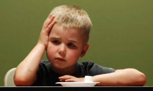    -01-         我儿子的堂哥暑假和寒假期间常来我家，在我家的时候，他只要稍有闲暇，就到处搜零食吃，常常因为吃了太多零食而没胃口吃饭被爷爷奶奶训。据了解，他在自己家的时候，妈妈对他零食管得很严，每天只有在固定的时间吃妈妈允许的量的零食，偶尔表现好或有别的例外情况会稍微有所放松。但很明显，他妈妈对他的严格控制，并没有让他发展出真正的自控力，一旦受控的条件不复存在，他就完全失控了。         在一篇文章里看到这样一个例子：商场里，一个小男孩站在一排玩具车前，眼睛放光，趁妈妈不注意，他在妈妈背后，狠狠踢了小汽车一脚，又把一排玩具车都推倒，才紧跑几步跟上妈妈……而这个孩子，一直是妈妈引以为豪地很懂事很有自控力的小男生。他的妈妈常常很自豪地向朋友宣扬自己的带娃妙招——延迟满足。孩子想要某样玩具，玩具就在手边也要等一会儿才给拿；想吃零食，必须努力表现才能得到……         这个妈妈看得到孩子的克制，却看不到，由于长期以来需求得不到及时而充分的满足，他只能用用极端方式发泄自己的不满。         不少父母认为“不要马上满足孩子”、“要让孩子学会等待”，可以培养孩子的延迟满足能力，从而发展孩子的自控能力。然而，这其实是对“延迟满足”理论的误读。     -02-         “延迟满足”理论起源于下面这个实验：         20世纪60年代，美国斯坦福大学的教授沃尔特·米歇尔设计了一个实验，实验的目的在于研究儿童什么时候发展出自控力。这个实验就是著名的“棉花糖实验“。实验者召集了一群孩子，最小的3岁6个月，最大的5岁8个月。实验中，实验者给被试儿童每人一颗棉花糖，孩子们被告知，他们可以马上吃掉这块棉花糖，但是假如能等待20分钟再吃，那么就能得到第二块棉花糖。结果，有的孩子急不可待，把糖马上吃掉了；有的孩子等了一会儿，也终于忍不住吃了；而有另一些孩子则耐住性子等了足够长的时间，最后他们得到了第二块棉花糖。         研究人员在十八年以后再考察当年那些孩子，有意外发现：当年“能够等待更长时间”的孩子，也就是说当年“自我延迟满足”能力强的孩子，在青春期的表现更出色。研究人员持续跟踪这些“孩子”直至他们中年，结果发现早年延迟满足能力强的人，大脑前额叶相对更为发达和活跃，而这个区域负责着人类最高级的思考活动。         这个实验结果让很多人认为延迟满足能力决定着一个人成功的大小，于是对此大加宣扬，以至于很多父母受到这个观点的影响，很多时候故意不满足孩子，以为这样的刻意训练就可以让孩子发展出更好的延迟满足能力。殊不知，他们其实是在伤害孩子自制力的发展。          -03-         首先，延迟满足能力发展的关键点在于“满足”，而不在于“延迟”。         在最初的“棉花糖实验”之后，2011年，另一个实验小组研究发现，平时比较容易得到棉花糖的孩子，更容易主动延迟满足；而平时经常无法轻易得到棉花糖的孩子，则更难做到对得到棉花糖的延迟满足。         相信作为成人的我们也有这样的体验，如果一样东西我们平时比较容易得到，那么我们对它的欲望就不会那么迫切，也就能为得到它而承受更多的等待。而如果我们被迫切想得到某个东西的强烈欲望占据，就很难能够保持理性的头脑去权衡付出与受益。而平时越是匮乏的东西，就越容易激发我们迫切想要得到它的欲望。         孩子也一样。如果一个孩子平时很难得到棉花糖，眼前的棉花糖就会激起他强烈的占有欲望，被欲望占据的强烈情绪会干扰孩子的理性思考，让他无法做出利益权衡（在试验中表现为孩子无法做出“再等20分钟就可以得到第二颗棉花糖”的判断），一旦没有他人控制，他就更可能迫不及待地马上占有这一稀缺物品。         所以，没有稳固的满足感，自制力就发展不起来，更谈不上延迟满足。         其次，延迟满足应该是主动延迟，而不是被动延迟。         1976年，米勒和蕾切尔小组发表论文指出：当孩子觉得是“自己在掌控着延迟的过程”，他想停止随时可以停止，那么他主动延迟的时间会更长；相反，如果孩子发现自己不能决定什么时候停止延迟，那么他的延迟时间会大幅缩短。         最新的神经科学研究对此的解释是：被动感，会激活愤怒情绪系统，进而干扰了自控能力。         也就是说，是否延迟满足，应该是孩子自己做出决定，而不是别人！这是延迟满足能力是否能得到发展的基础。然而大多数有意识训练孩子延迟满足能力的父母，都是基于父母自己的判断和决定。         再者，“父母是否可信”对孩子延迟满足能力的发展非常重要。         美国罗切斯特大学“延迟满足再研究”小组，于2012年发表了他们的成果：他们把实验改为两步。在第一步实验中告诉孩子，如果等待，他们将得到“更好的蜡笔”。第二步则沿用传统的棉花糖实验。实验者把孩子分成两组，A组由“可信的大人”主导，即在第一步中兑现了“更好的蜡笔”的承诺；而B组孩子则由“不可信的大人”主导，这个大人在第一步中食言了。结果在第二步的实验中，A组孩子延迟满足的平均时间达到了12分钟，而B组只有3分钟。         2012年的这个延伸实验结果告诉我们，如果孩子觉得父母可信，那么他们就更愿意配合父母的意志；反之，则配合更难。     -04-         基于以上三点对“延迟满足能力”的解读，如果父母希望孩子发展出较好的自制力，相应地要做到以下三点：         1. 及时回应并满足孩子的需求，让孩子有满足感。     所有真实的需求都是合理的，那些看似不合理的需求，往往是真实需求的变相表达。比如孩子没完没了地要买玩具，不买就哭闹撒泼，买回来又不好好玩，这背后，孩子真正需要的未必是玩具，有可能是父母的陪伴、关注、或以此来考验父母是否真的爱他，等等。     父母要尝试去体会孩子的感受，区分真实的需求和变相的需求。如果无法区分，在客观条件允许的前提下，不妨先满足孩子的表面需求，至少，这能部分满足孩子的需求。     2. 给孩子足够的自主空间。     自主是自控的前提，孩子越是自主，就越是自控。父母需要放手给孩子更多的空间，孩子认知范围内能自己做决定的事多放权让孩子自己去决定。     3.做可信的父母。         父母要言而有信。如果我们答应孩子吃完午饭就可以吃巧克力，那么午饭后就一定要给孩子巧克力；如果答应了孩子周末陪孩子去公园，那么周末就一定抽时间带孩子去公园……孩子感到父母可信，才会更愿意配合父母，因为他对后面会发生什么是有预知的，这种预知感会给孩子带来掌控感，他知道，到时间就一定能得到自己想要的。         “可信”的内涵十分丰富，除了“言而有信”之外，还包含着第一点说的“对需求的回应和满足”以及父母坦诚的态度，这些都形成了孩子对父母信任感的基础。     -05-         延迟满足能力无需刻意培养。         孩子的成长中，天然存在着许许多多的延迟满足。比如，肚子饿了，却不能马上吃到饭；想去游乐场玩，爸爸妈妈却没时间带他去；想找小伙伴玩，小伙伴却不在家；看电视的时间到了，动画片却还没演完，必须要等到明天再看……这些种种无时无刻不在训练着孩子的延迟满足能力，足矣！我们无需再人为地制造延迟满足的条件去刻意训练，这反而可能有负面效果。         如果孩子的需求是合理的，当孩子表达了意愿，父母就应该及时满足。这时候如果父母故意做出延迟满足的反应，要让孩子为此付出努力、不断争取后再满足，也许这样确实会让孩子明白“努力奋斗才有收获”的道理，但长此以往会给孩子一个感觉：妈妈满足我是需要条件的，妈妈的爱就需要条件的，我的需求不见得一定要满足。那么孩子可能会在辛苦付出的路上一去不返，却不能坦然享受辛苦的成果，也不能坦然接受他人的爱，直接影响到孩子的幸福感。         如果孩子的要求不合理，我们应以温柔而坚定地态度直接否定和拒绝孩子，让孩子在需求面前分清对错，而不是用延迟来干扰孩子的判断。         当然，对于什么是合理需求、什么是不合理的要求，也但愿我们能够拥有足够的智慧去区分它们。         记得，延迟满足的关键，是“满足”，而非“延迟”。