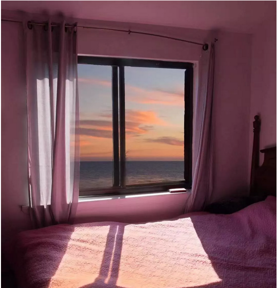  梦是一部怪诞、奇幻的电影。  通天的井  下雨的都市  充满灵性的猫咪  故作高深的人  …  你在其中也许无所不能  也许会感到无能为力  每天都有不同剧本在这里上演  而你，就是这个剧本的导演。       我们可能会有这样的疑问  梦中出现的场景与现实的偏差，是如何产生的？  诱发梦的因素有哪些？  想象力对于梦的丰富程度是否有影响？  梦与现实是呈正相关还是负相关？  …  这些问题在本次讲座中将会得到解答。       通过这个讲座  你可以了解到梦的构成和运作方式。  你可以读懂梦中行为、人物、场景的意义。  你可以通过梦更加深入地了解自己的情绪和态度。          讲师简介：       沈希蔚  四川大学 金融学 服装设计与工程双学士  国家二级心理咨询师 IHA催眠师  精神分析流派，3年的释梦经验。经过系统的绘画心理分析培训，对人本主义、叙事疗法、沙盘治疗、森田疗法有一定的了解。通过对来访者“作品“的分析，帮助来访者加深对自己的认识，找到适合自己的方式，最终达到自我实现。  经过一年的催眠培训，在减压、提升自信、减轻疼痛方面有一定的经验。系统学习了催眠治疗技术，包括子人格、内在小孩、光照法、刻度止痛等。     梦是潜意识的来信，通过对梦的解读，我们可以从一个全新的纬度认识你自己，了解自己真正的渴望。  4月20日，带你走进梦境，揭开梦的神秘面纱！        【讲座时间】：  2019年4月20日  周六下午 14：00—15：30     【讲座收费】：  线下讲座，收费20元  可免费享受一次价值50元的专业心理测评  凭报名记录去前台登记即可     【讲座地点】：  苏州市尚想心理咨询中心202室，苏州带城桥路101号二楼（南园宾馆边上）     【交通信息】：  公交车站： 529、202、931、55、811路 网师园下     【报名方式】  扫码支付讲座费用，备注好姓名和电话和讲座日期     例：张三13000000000+420讲座        4月课程预告  4月27日 了解爱的五种语言   